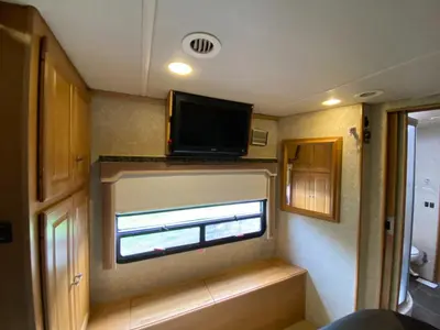 2010 Winnebago Journey photo 43