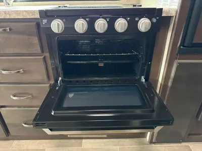 2020 Thor Motor Coach Chateau photo 28