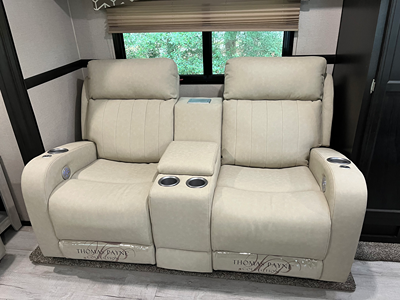 2019 VENTURE RV SPORTTREK TOURING photo 4