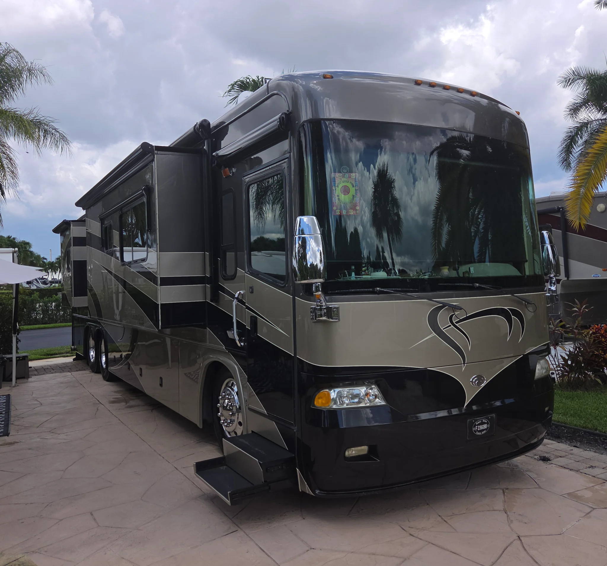 2005 COUNTRY COACH ALLURE 470 exterior