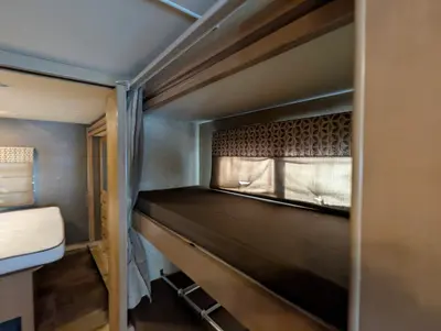2016 Thor Motor Coach Hurricane photo 21