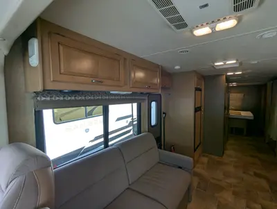 2016 Thor Motor Coach Hurricane photo 15