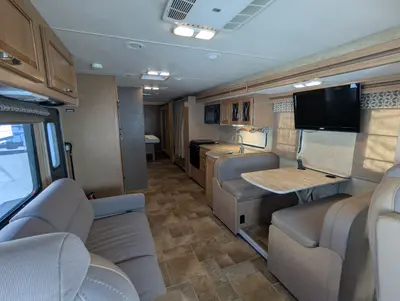 2016 Thor Motor Coach Hurricane photo 11
