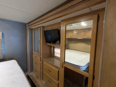 2016 Thor Motor Coach Hurricane photo 31