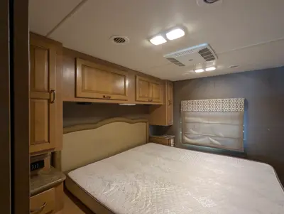 2016 Thor Motor Coach Hurricane photo 30