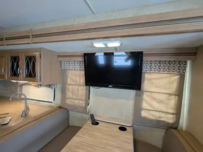 2016 Thor Motor Coach Hurricane photo 16