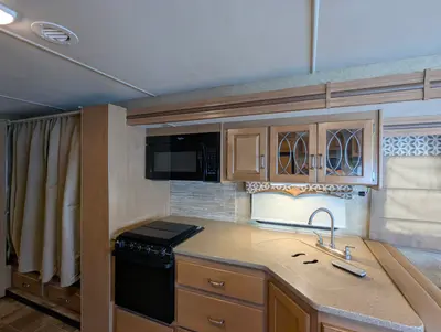 2016 Thor Motor Coach Hurricane photo 19