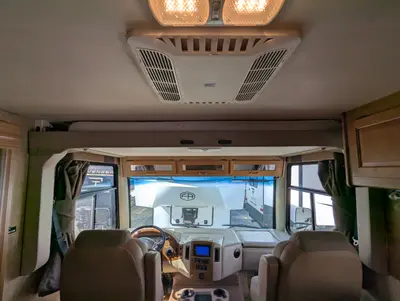 2016 Thor Motor Coach Hurricane photo 8