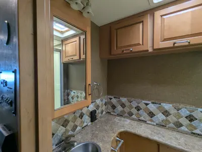 2016 Thor Motor Coach Hurricane photo 25