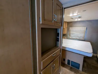 2016 Thor Motor Coach Hurricane photo 23