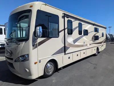2016 Thor Motor Coach Hurricane photo 3