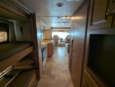 2016 Thor Motor Coach Hurricane photo 32