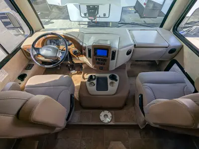 2016 Thor Motor Coach Hurricane photo 7
