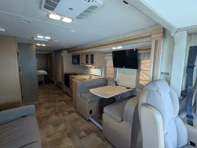 2016 Thor Motor Coach Hurricane photo 10