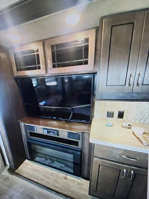 2019 FOREST RIVER CEDAR CREEK SILVERBACK photo 2