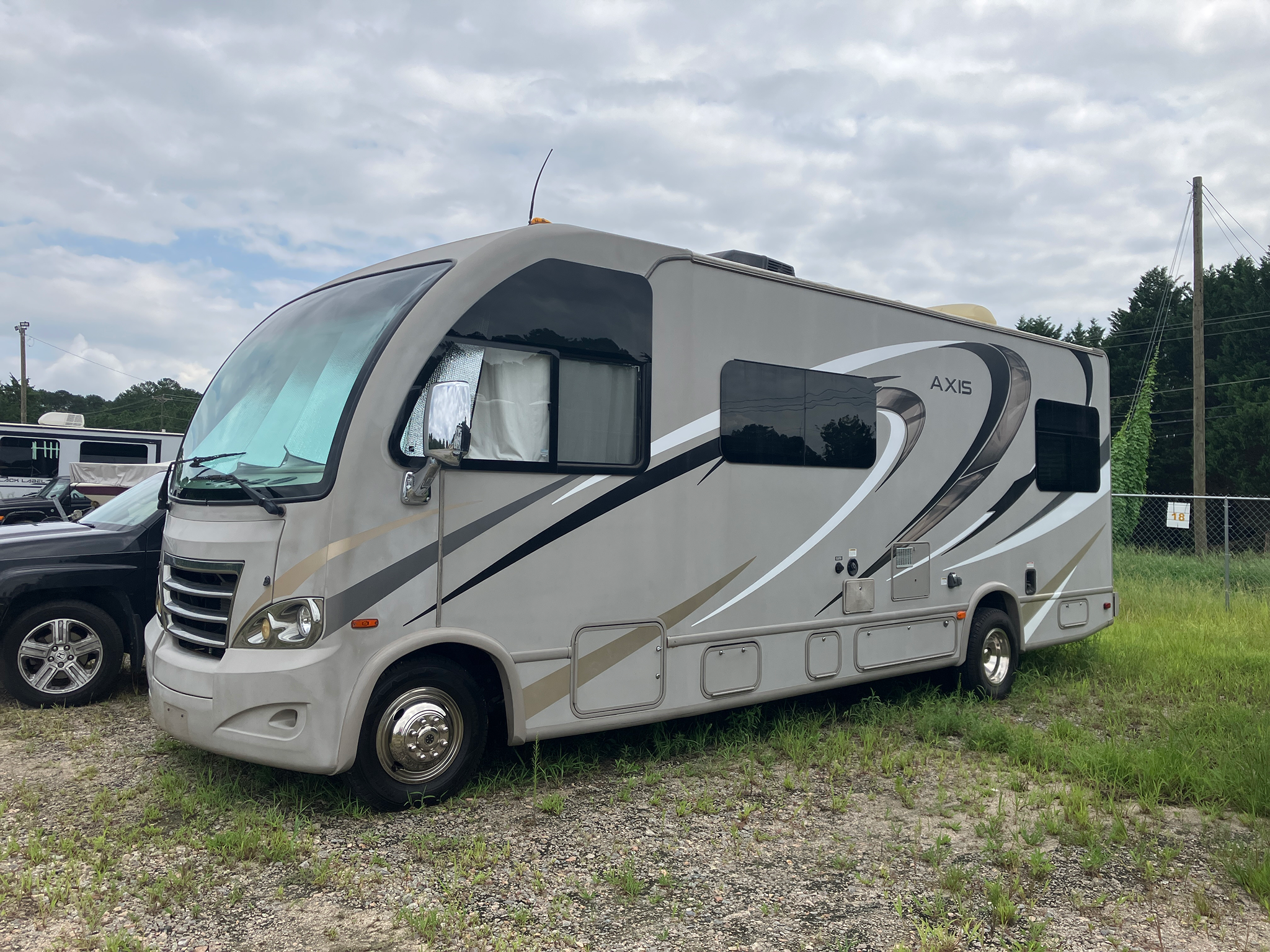 2016 THOR MOTOR COACH AXIS exterior