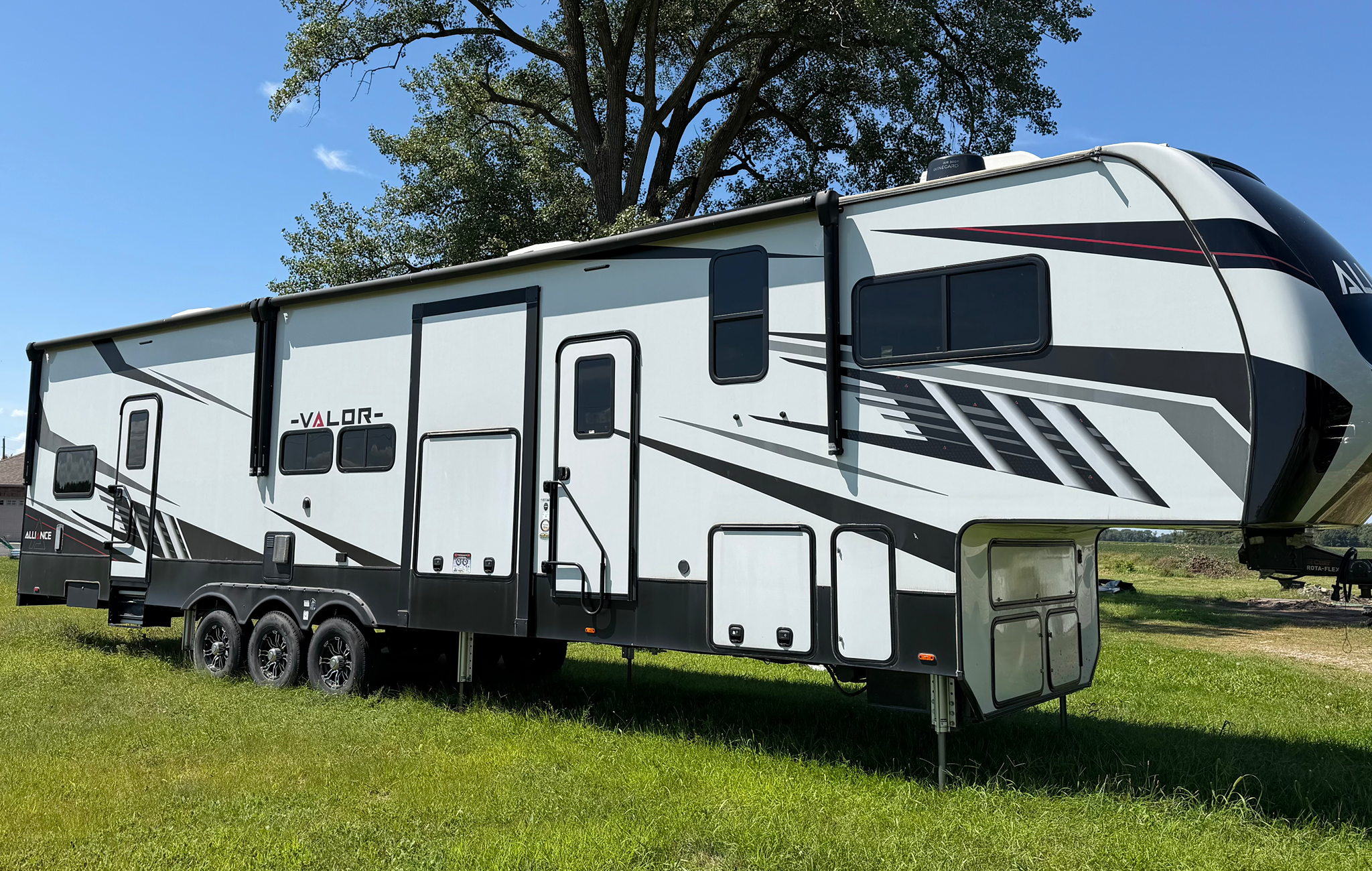 2022 ALLIANCE RV VALOR exterior