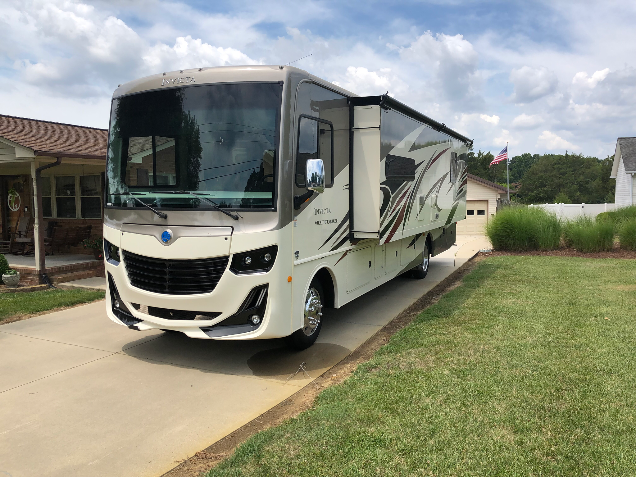 2021 HOLIDAY RAMBLER INVICTA exterior
