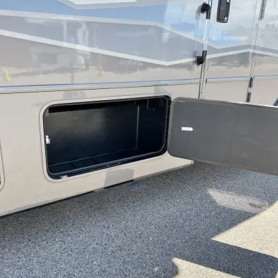 2025 Winnebago Sunstar photo 3