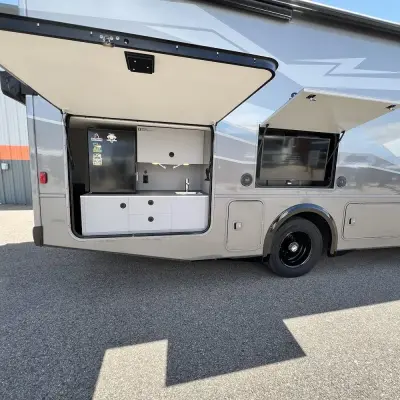 2025 Winnebago Sunstar photo 12