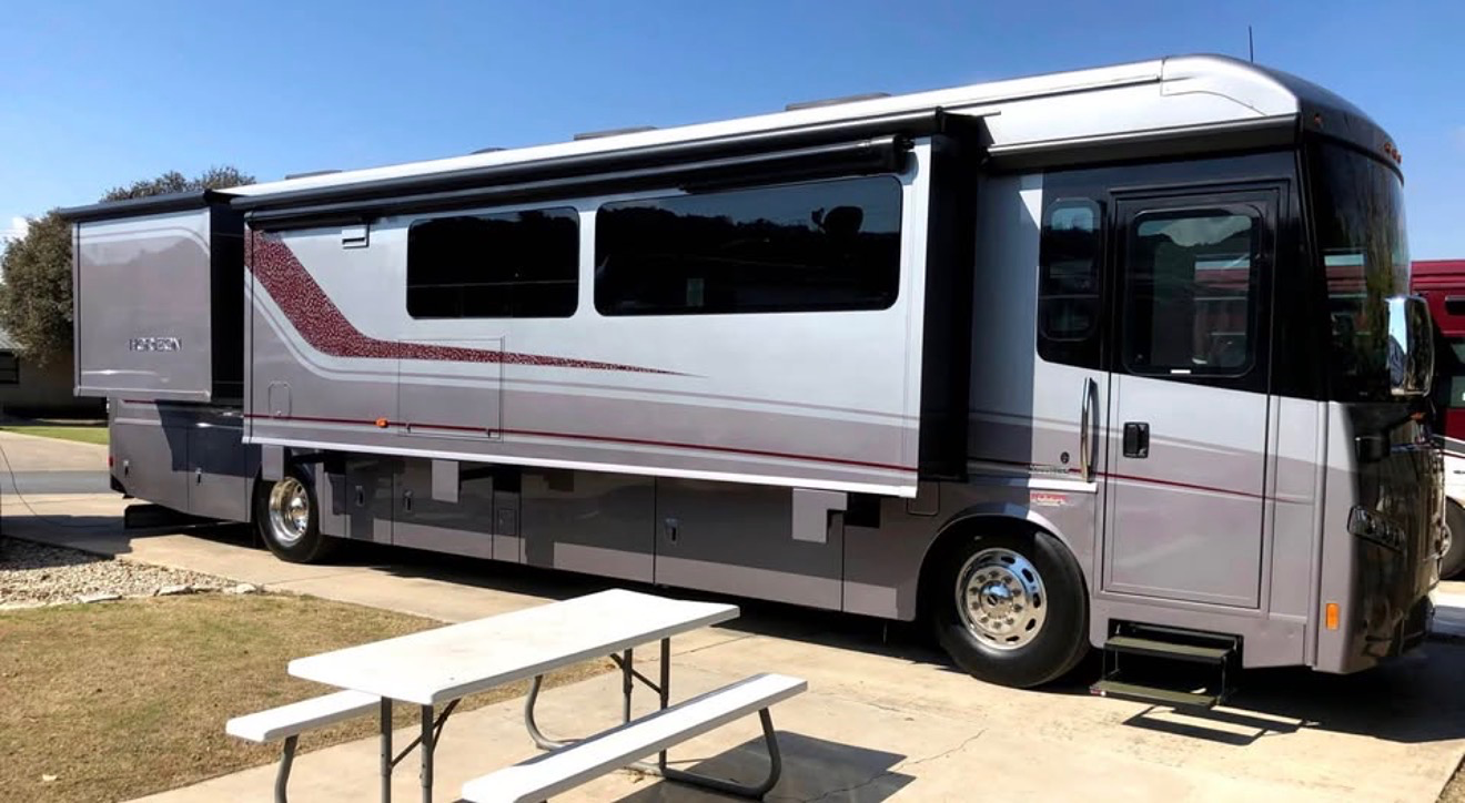 2020 WINNEBAGO HORIZON exterior