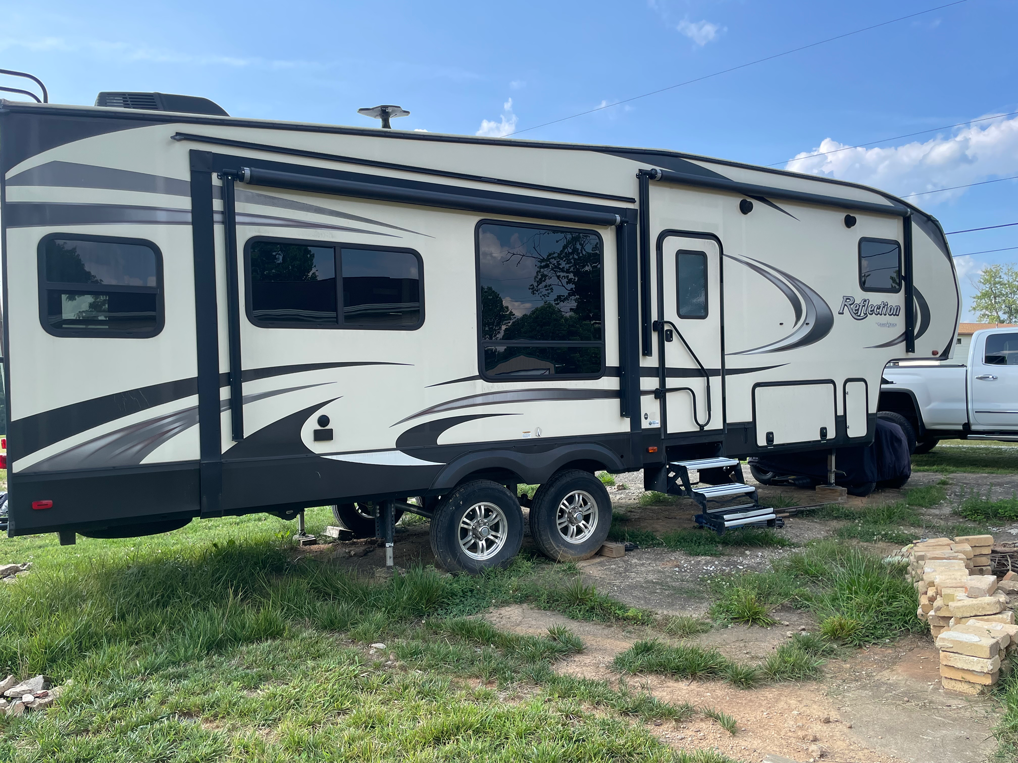 2019 GRAND DESIGN REFLECTION exterior