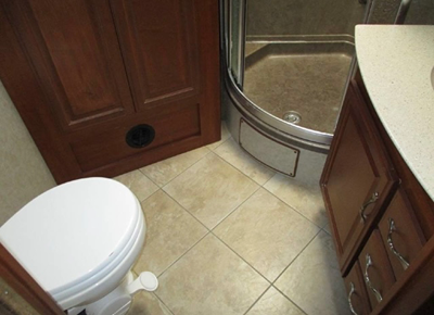 2010 FLEETWOOD DISCOVERY photo 5
