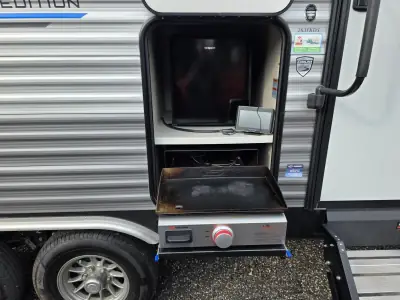 2023 Coachmen Catalina Legacy Edition 263FKDS photo 5