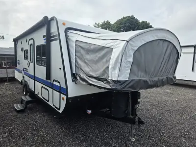 2018 Jayco Jay Feather EXP 23F photo 2