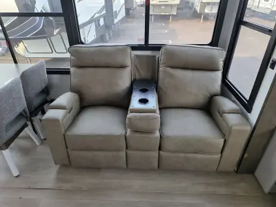 2027 Alliance Paradigm 310RL photo 9