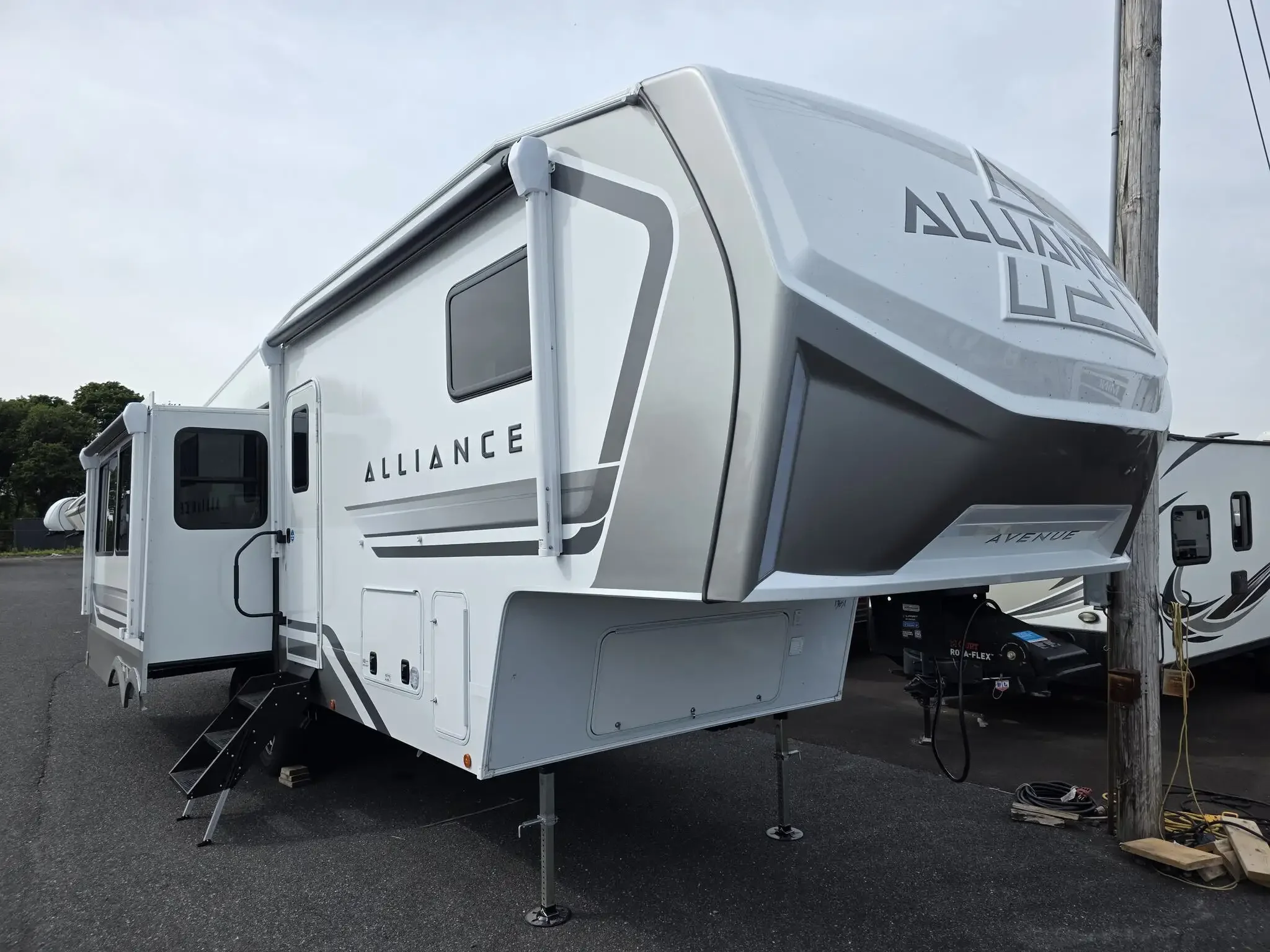 2027 Alliance Avenue All-Access 29RL exterior