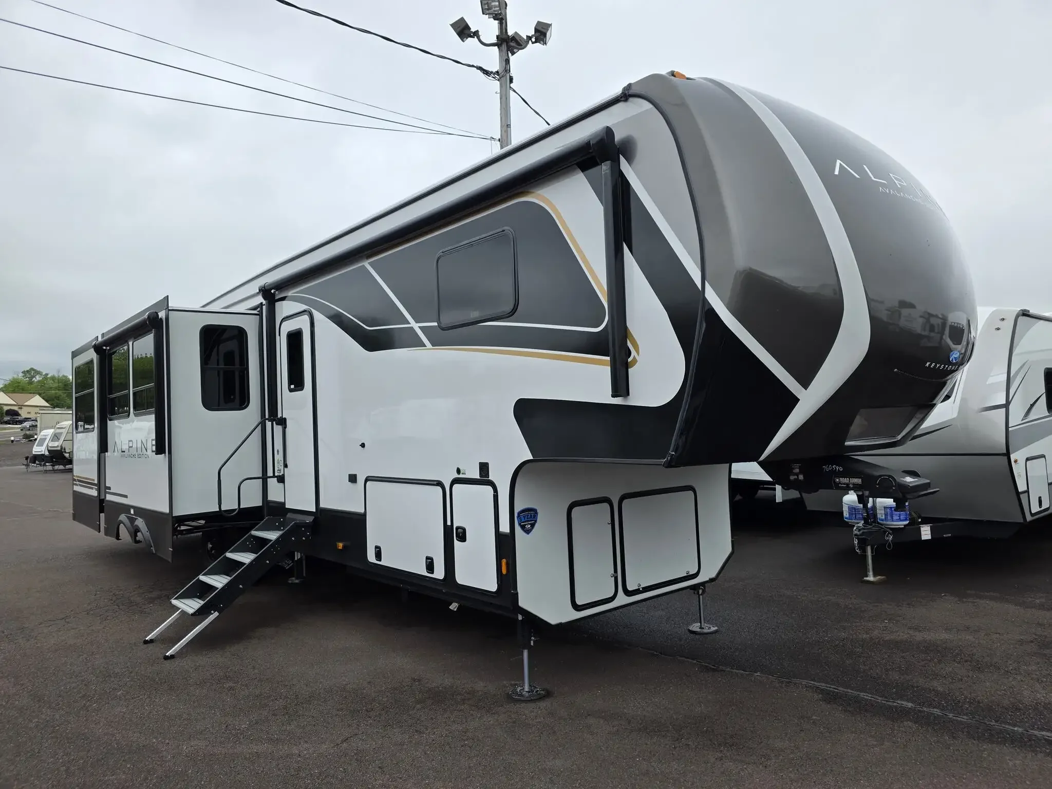 2025 Keystone Alpine Avalanche Edition 366LS exterior