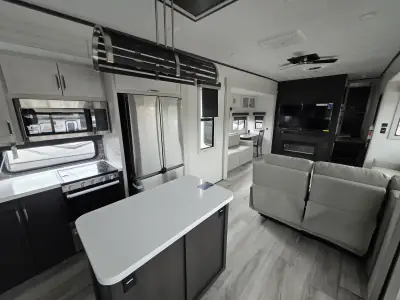 2025 Keystone Alpine Avalanche Edition 366LS photo 10