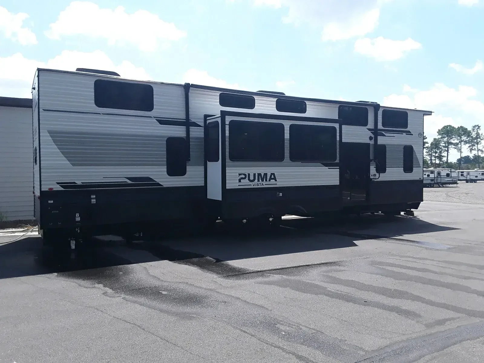 2027 Palomino PALOMINO PUMA 421LFT exterior