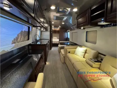 2018 Airstream Classic photo 12