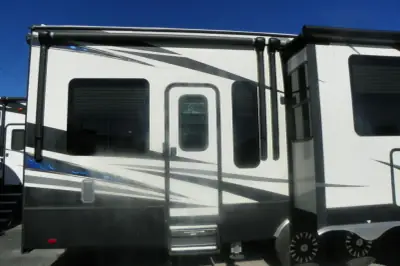 2018 Dutchmen Voltage V3605 photo 8