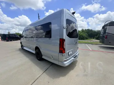 2026 Midwest Automotive Designs Luxe Cruiser D6 AWD photo 8