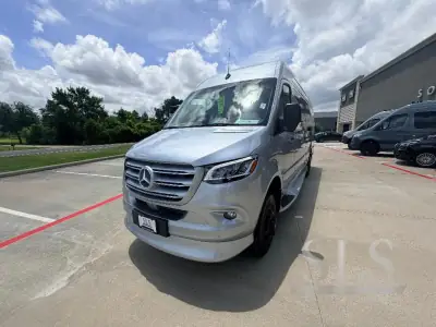 2026 Midwest Automotive Designs Luxe Cruiser D6 AWD photo 10