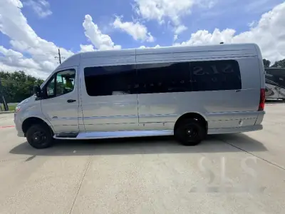 2026 Midwest Automotive Designs Luxe Cruiser D6 AWD photo 9