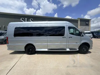 2026 Midwest Automotive Designs Luxe Cruiser D6 AWD photo 2