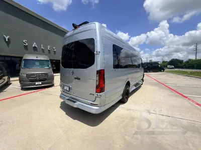 2026 Midwest Automotive Designs Luxe Cruiser D6 AWD photo 3
