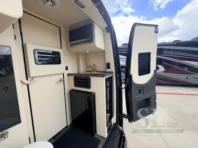 2026 Midwest Automotive Designs Luxe Cruiser D6 photo 7