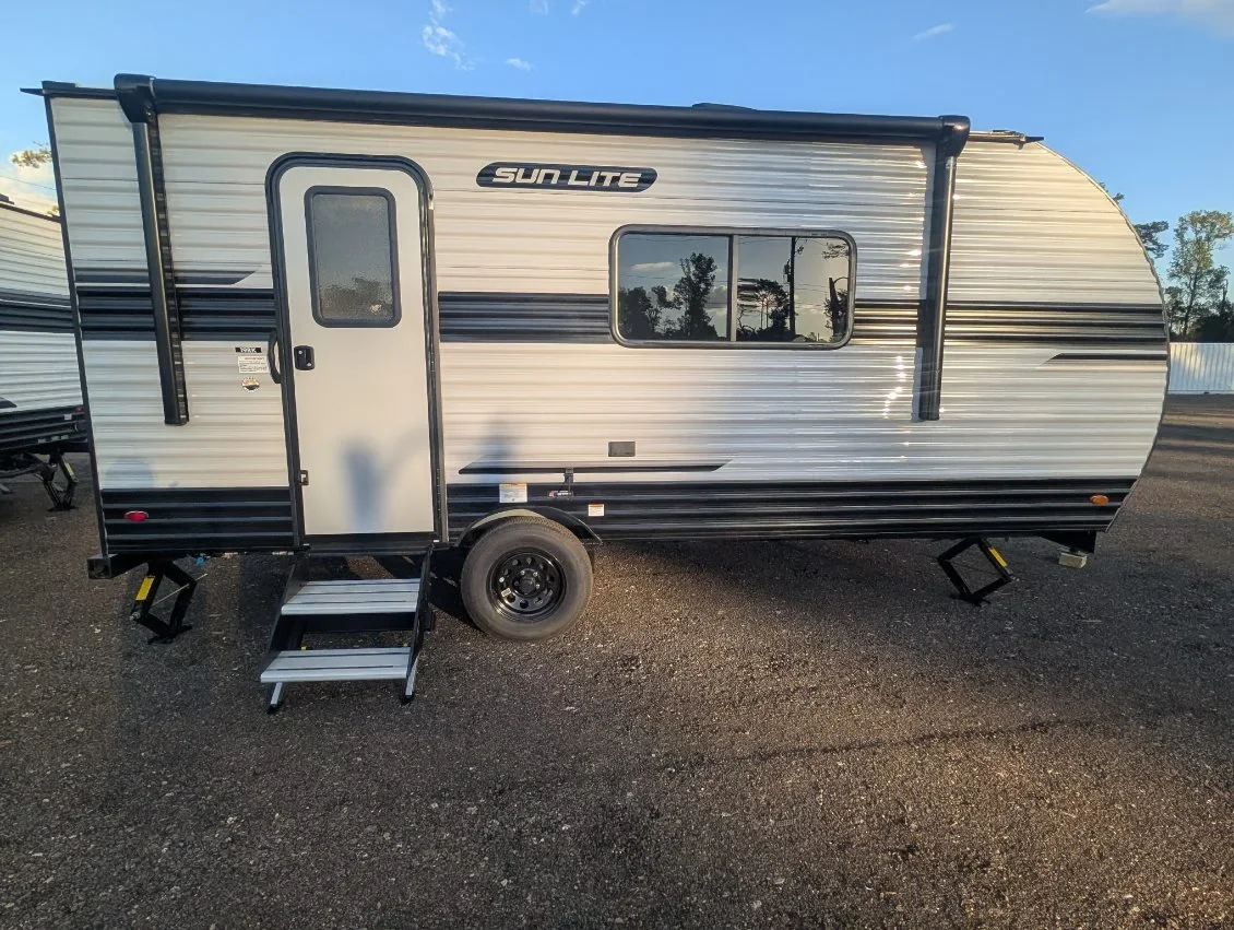 2026 Sunset Park Sun Lite LTD 19RK LTD exterior