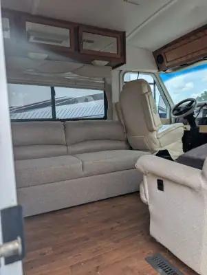 1999 Airstream Land Yacht 30J photo 7