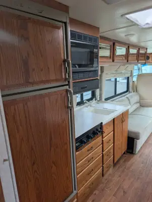 1999 Airstream Land Yacht 30J photo 9