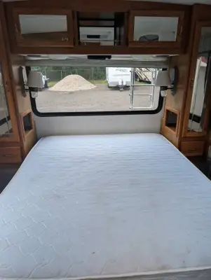 1999 Airstream Land Yacht 30J photo 12