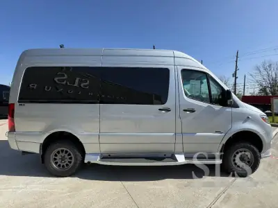2026 Midwest Automotive Designs Luxe Cruiser D4 AWD photo 2