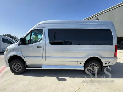 2026 Midwest Automotive Designs Luxe Cruiser D4 AWD photo 9