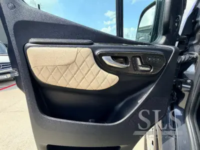 2024 Midwest Automotive Designs Luxe Cruiser D4 photo 12