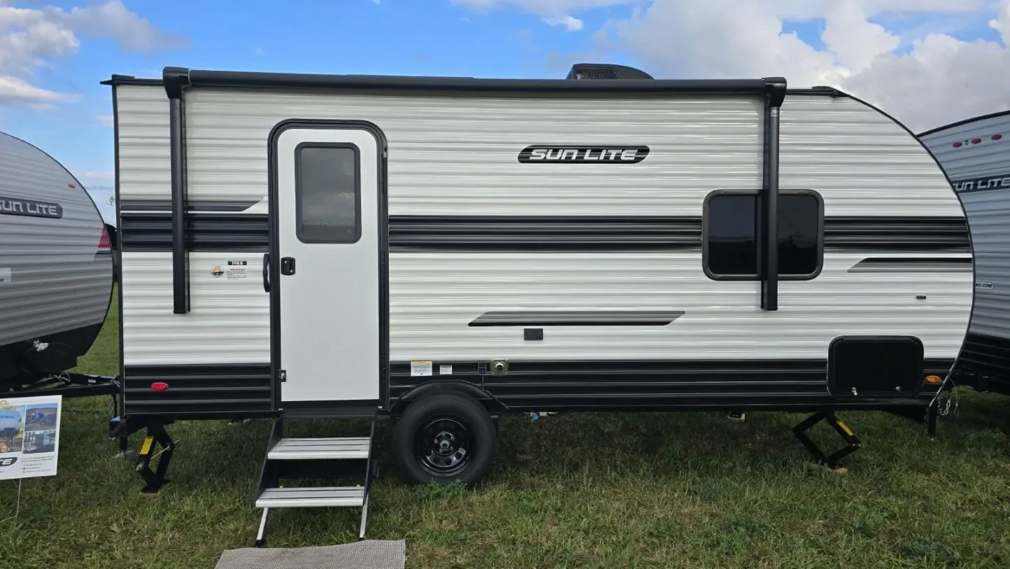 2026 Sunset Park Sun Lite LTD 19RB LTD exterior